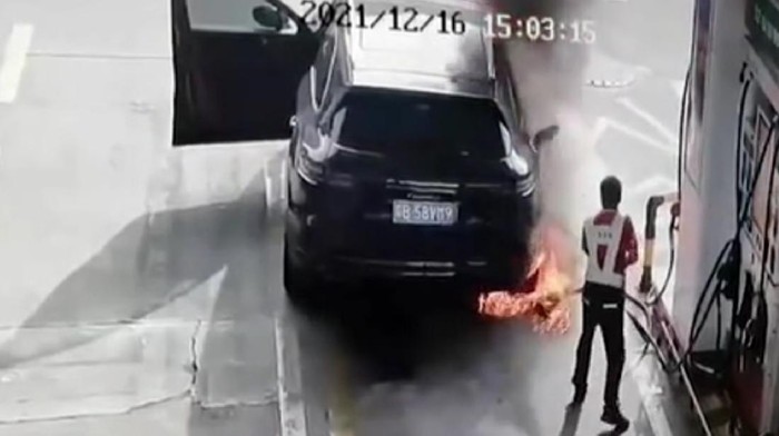 Mobil dibakar