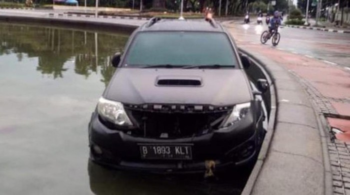 Mobil nyebur ke kolam Patung Kuda, Monas, Jakarta Pusat (Dok. Dirlantas Polda Metro)