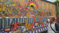 Pembuatan mural tersebut dilakukan sekitar 10-15 orang yang diinisiasi oleh Yulius Iswanto (49). Iswanto merupakan lulusan Kriya dari Institut Seni Indonesia (ISI) Yogyakarta tersebut memang memiliki kemampuan mendalang. Setahun sebelumnya juga pernah membuat mural di tembok gang kampungnya.