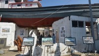 Organisasi profesi nirlaba Pewarta Foto Indonesia (PFI) Aceh menggelar pameran foto dengan tema Tsunami Pandemi Siaga Bencana Tangguh Bersama melawan COVID-19 dalam rangka peringatan 17 tahun Tsunami Aceh.