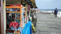 Agus menjelaskan untuk mengantisipasi penyebaran COVID-19 di kawasan pantai, pihaknya telah melakukan sejumlah hal, di antaranya mengecek syarat masuk wisatawan menggunakan aplikasi PeduliLindungi. Lewat aplikasi ini dapat diketahui apakah calon pengunjung sudah divaksin atau belum. 