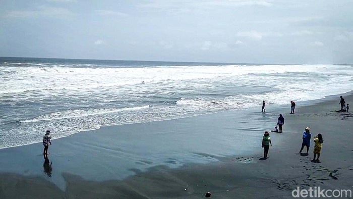 Pantai Glagah Kulon Progo Lengang saat Libur Natal Pada libur Nataru ini, jumlah pengunjung di Pantai Glagah, Kabupaten Kulon Progo, Daerah Istimewa Yogyakarta (DIY) terlihat normal. Tidak terjadi penumpukan pengunjung.