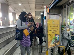 Wajib Scan PeduliLindungi, Pengunjung Pasar Tanah Abang Antre Sebelum Masuk