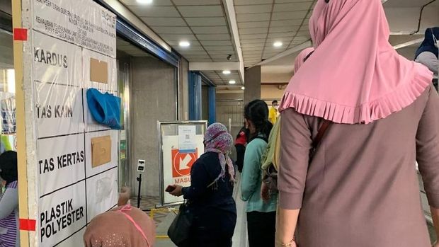Pengunjung Pasar Tanah Abang wajib scan PeduliLindungi sebelum masuk, Minggu (26/12/2021).