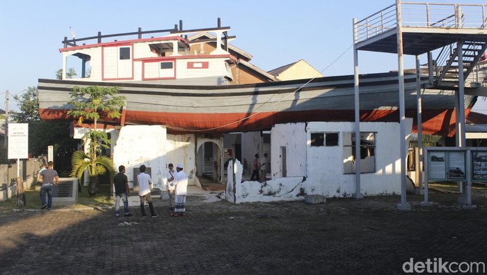Penampaka perahu nyangkut di atap rumah dampak tsunami Aceh 2004