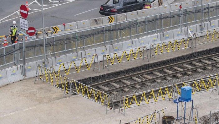 Penampakan Jalur Trem yang Ditemukan di Bawah Beton Proyek MRT Sejumlah alat berat pembangunan MRT Jakarta fase 2A paket kontrak atau CP 203 Glodok-Kota melakukan penggalian di lokasi ditemukannya rel trem di Glodok, Jakarta, Sabtu (25/12/2021). PT MRT Jakarta bersama arkeolog saat ini masih menginvestigasi rel trem yang ditemukan di bawah beton saat kegiatan tes tanah tersebut. ANTARA FOTO/Aditya Pradana Putra/wsj.
