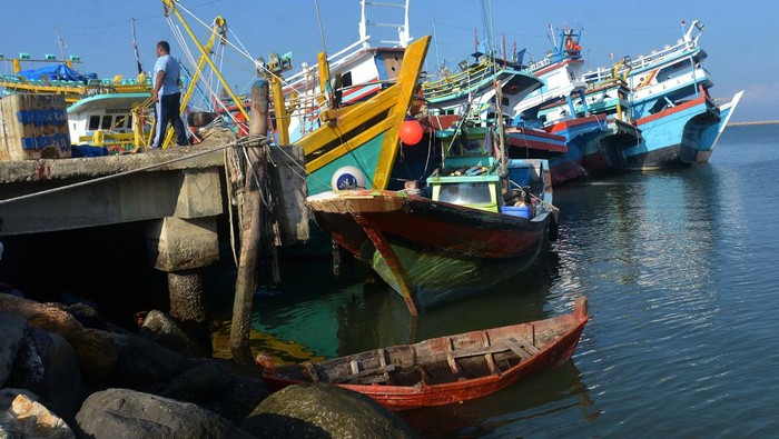Peringati 17 Tahun Tsunami, Nelayan Aceh Libur Melaut Nelayan melabuhkan kapalnya di dermaga saat libur melaut pada peringatan 17 tahun bencana tsunami 26 Desember 2021 di Desa Lampulo, Banda Aceh, Aceh, Minggu (26/12/2021). Lembaga Adat Laut Aceh, menetapkan setiap tahun tanggal 26 Desember sebagai hari berkabung pantang melaut dan mereka melakukan ritual zikir dan berdoa untuk keluarganya dan ribuan nelayan lainnya yang syuhada dalam peristiwa bencana tsunami pada 26 Desember 2004. ANTARA FOTO/Ampelsa/foc.