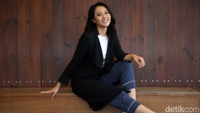 Pose-pose Diana Wardhani, Jebolan Aneka Yess dari Bekasi