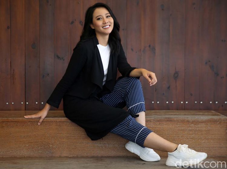 Pose-pose Diana Wardhani, Jebolan Aneka Yess dari Bekasi
