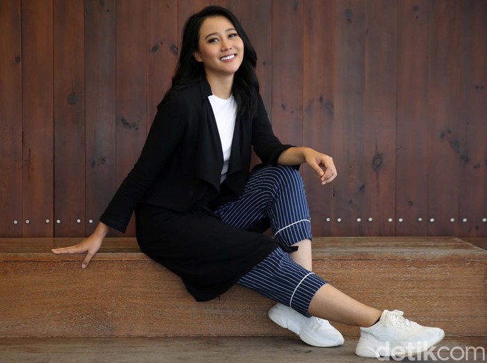 Diana Wardhani sudah kurang lebih enam tahun menjadi presenter gosip di Selebrita Trans 7. Yuk lihat perjalanan kariernya sebelum menjadi presenter.