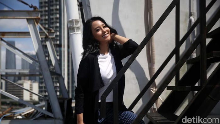 Diana Wardhani sudah kurang lebih enam tahun menjadi presenter gosip di Selebrita Trans 7. Yuk lihat perjalanan kariernya sebelum menjadi presenter.