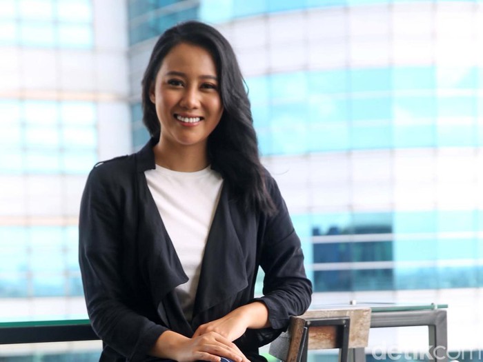 Diana Wardhani sudah kurang lebih enam tahun menjadi presenter gosip di Selebrita Trans 7. Yuk lihat perjalanan kariernya sebelum menjadi presenter.