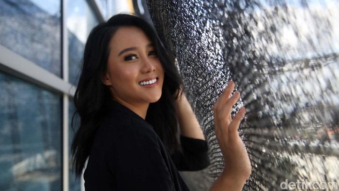 Diana Wardhani sudah kurang lebih enam tahun menjadi presenter gosip di Selebrita Trans 7. Yuk lihat perjalanan kariernya sebelum menjadi presenter.