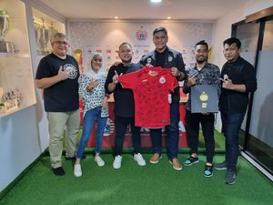 Persija Lelang Jersey buat Korban Erupsi Semeru, Laku Puluhan Juta