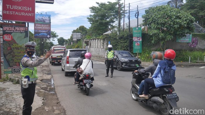 Polisi memberlakukan oneway 8 kali di kawasan Lembang