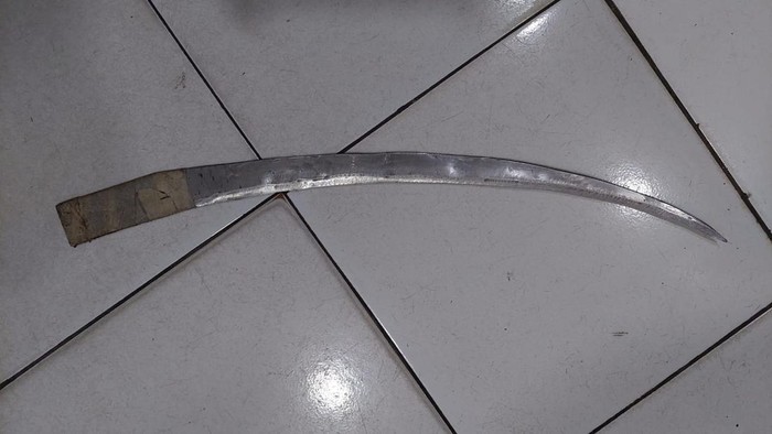 Polisi mengamankan sajam dari empat pelaku yang ditangkap terkait pembacokan warga Ciponcdoh Tangerang