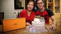 Saat ulang tahun sang ibunda, Kriss Hatta memberikan hadiah spesial. Sebuah kue cantik berwarna ungu dan sebuah kado dompet dari brand ternama.  Foto: Instagram @krisshatta07