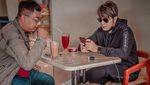 Pose Asyik Kriss Hatta Saat Seruput Kopi dan Hangout di Kafe