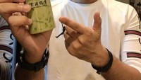 Mantan suami Hilda Vitria ini juga doyan menikmati green tea latte. Sebotol green tea latte sedang asyik dipamerkan lewat instagramnya. Sluuurp! Foto: Instagram @krisshatta07