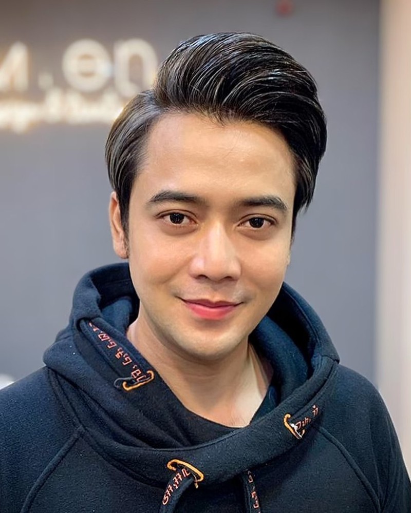 Pose Asyik Kriss Hatta Saat Seruput Kopi dan Hangout di Kafe