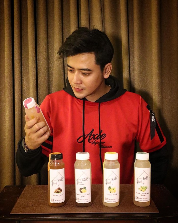 Pose Asyik Kriss Hatta Saat Seruput Kopi dan Hangout di Kafe