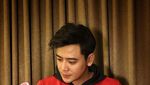 Pose Asyik Kriss Hatta Saat Seruput Kopi dan Hangout di Kafe