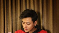 Kriss Hatta mengaku dirinya kembali memeluk Kristen sejak Oktober 2019. Di balik kabar kepindahan agamanya, Kriss Hatta termasuk yang hobi hangout sambil kulineran.  Foto: Instagram @krisshatta07