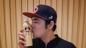 Pose Asyik Kriss Hatta Saat Seruput Kopi dan Hangout di Kafe