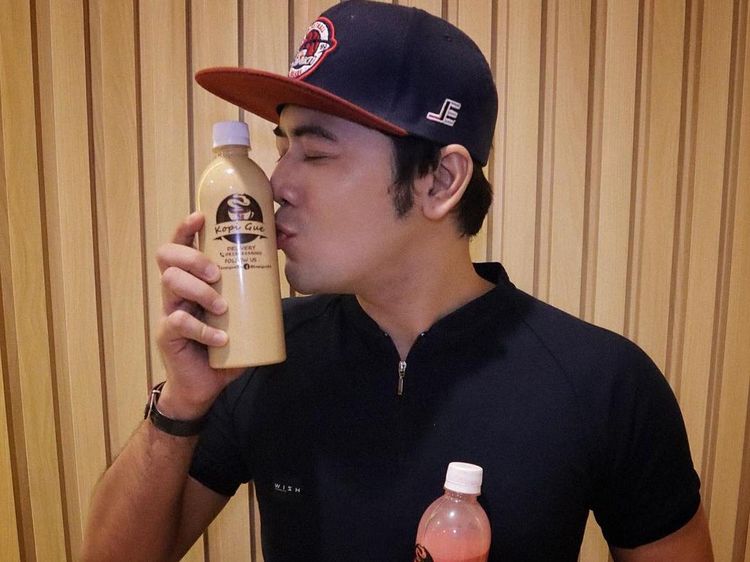 Pose Asyik Kriss Hatta Saat Seruput Kopi dan Hangout di Kafe