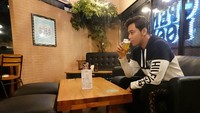 Bukan kopi, kali ini Kriss Hatta memilih santai sambil menikmati segelas bir. Di dalam beer ada kebebasan, kata Kriss Hatta. Kriss Hatta kini kembali lagi menjadi umat Kristiani dan berharap bisa menjalani agamanya dengan baik.  Foto: Instagram @krisshatta07