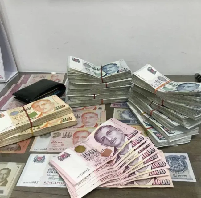 pria pamer uang miliaran rupiah