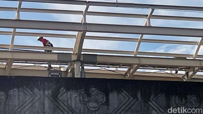 Progres Terkini Pembangunan Stasiun Matraman Pembangunan Stasiun Kereta Api (KA) Matraman, Jakarta, terus dikebut. Saat ini tengah memasuki pemasangan atap peron.