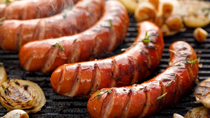 Cuma Butuh 3 Menit! Cara Memanggang Sosis yang Juicy buat Pesta BBQ
