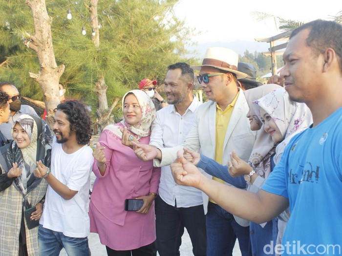 Ridwan Kamil dimintai selfie warga saat kunjungi Aceh