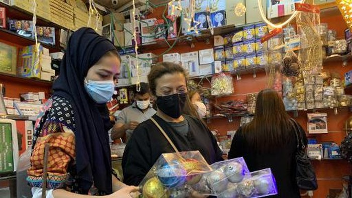 Expats living in Saudi Arabia choose Christmas decorations at a gift shop in the capital Riyadh on December 7, 2020. - Until barely three years ago, such items were almost impossible to be openly sold in Saudi Arabia, where authorities have clipped the powers of the clerical establishment long notorious for enforcing Islamic traditions. For decades, Christmas sales were largely underground, and Christians from the Philippines, Lebanon and other countries celebrated the festival behind closed doors or in expat enclaves. (Photo by FAYEZ NURELDINE / AFP)