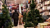 Kesembilan, kini bebas merayakan Natal. Umat Kristen di Arab Saudi tak perlu sembunyi-sembunyi saat membeli pohon Natal. Kebebasan itu bisa dilakukan setelah diterapkan pelonggaran yang diberikan kerajaan terhadap perayaan agama lain. AFP/FAYEZ NURELDINE