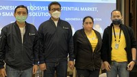 Turut hadir Subkoordinator Harmonisasi Standar Perangkat Sumber Daya dan Perangkat Pos dan Infomatika Kementerian Komunikasi dan Informatika Anak Agung Gede Oka, Koordinator Sertifikasi dan Data Perangkat Telekomunikasi Ditjen SDPPI KominfoWahyu Adi Dana Prasodjo, Sekjen Asosiasi Internet of Things Indonesia (ASIOTI) Fita Indah Maulani dan Waketum ASIOTI Andri Yadi, sesaat sebelum memperkenalkan berbagai solusi pintar berbasis IoT kepada pengunjung Expo 2020 Dubai, di Paviliun Indonesia, di Dubai, Uni Emirat Arab.