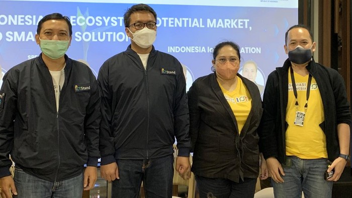 Solusi Pintar Berbasis IoT Solusi berbasis IoT terus diperkenalkan ke mancanegara guna menggaet potensi pasar yang ada serta menarik minat calon investor dalam rangka pengembangan IoT di Indonesia.
