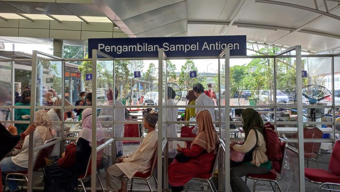 Calon penumpang di Stasiun Pasar Senen hendak diswab antigen, Minggu (26/12/2021).