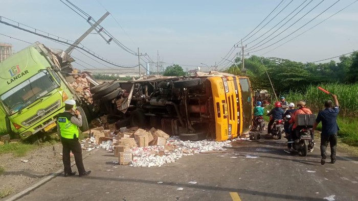 Kecelakaan melibatkan tiga truk terjadi di Jalan Raya Kedamean, Gresik. Insiden ini membuat salah seorang pengemudi truk tewas.