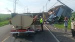 Tak Kuat Nanjak, 3 Truk Bertabrakan di Gresik