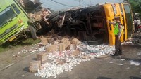 Tak hanya itu, Engkos mengatakan kecelakaan ini terjadi diduga akibat pengendara dump truck yang tidak menguasai kemudi.  