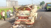 Engkos menambahkan body belakang truk yang dikemudikan Saifudin Ali ini membentur body depan truk box nopol B 9112 UEU.   