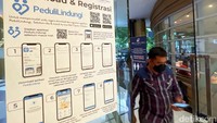 Pemerintah mengancam mencabut izin operasional tempat publik jika tak menerapkan aplikasi PeduliLindungi.