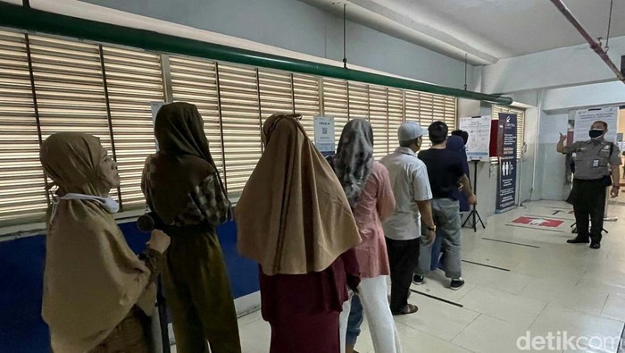 Tidak Terapkan Aplikasi PeduliLindungi, Izin Mal Terancam Dicabut Pemerintah menegaskan keharusan menerapkan aplikasi PeduliLindungi pada seluruh fasilitas publik, termasuk mal. Jika diabaikan, maka izin operasionalnya akan dicabut.