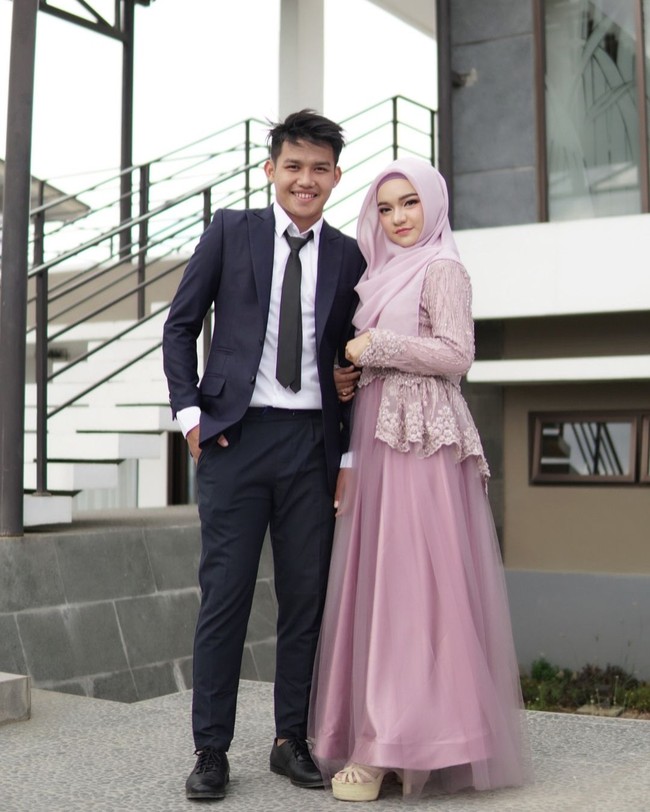 Gelandang Indonesia, Witan Sulaeman, dikabarkan telah berpacaran selama empat tahun dengan Rismahani. Meski terpaut jarak, Rismahani tampak setia mendukung kekasihnya. Mereka pun kerap memamerkan momen di Instagram masing-masing.Foto: Instagram