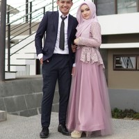 Gelandang Indonesia, Witan Sulaeman, dikabarkan telah berpacaran selama empat tahun dengan Rismahani. Meski terpaut jarak, Rismahani tampak setia mendukung kekasihnya. Mereka pun kerap memamerkan momen di Instagram masing-masing.Foto: Instagram