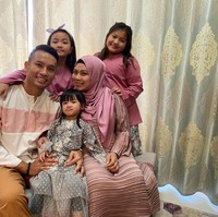 Pemain Singapura lain yang memiliki istri berhijab adalah Hassan Sunny. Kiper tersebut menikah dengan Aidah Rahim dan memiliki tiga orang putri. Begini potret keluarga mereka ketika merayakan Hari Raya.Foto: Instagram
