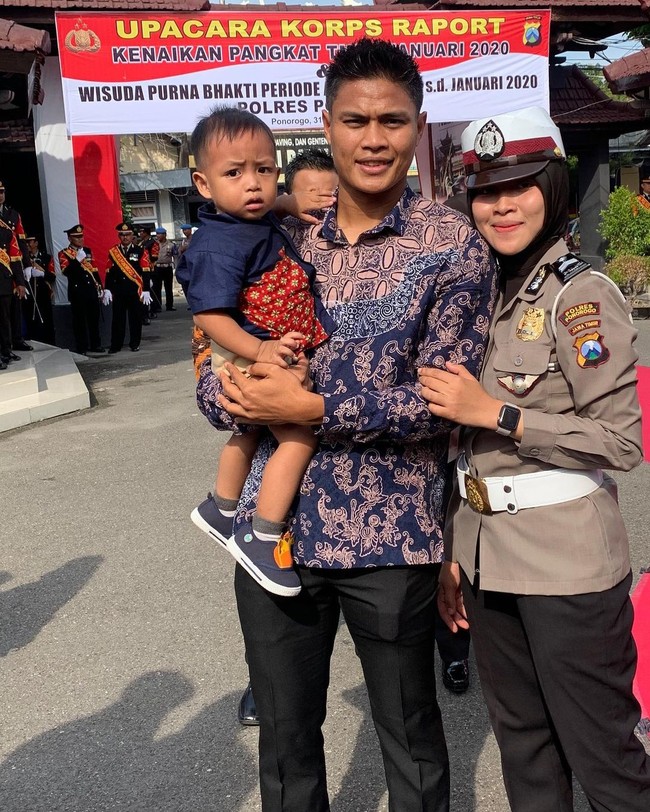 Bek timnas Indonesia Fachrudin Aryanto memiliki seorang putra dari pernikahannya dengan wanita bernama Veronita. Veronita adalah seorang polwan. Begini potret mereka ketika istrinya diwisuda. Foto: Instagram