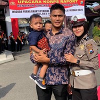 Bek timnas Indonesia Fachrudin Aryanto memiliki seorang putra dari pernikahannya dengan wanita bernama Veronita. Veronita adalah seorang polwan. Begini potret mereka ketika istrinya diwisuda. Foto: Instagram